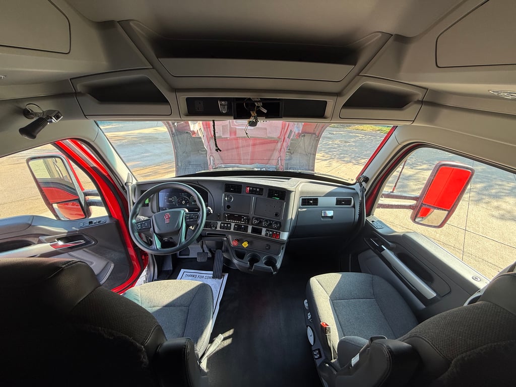 2023 Kenworth T680 in Cedar Rapids, IA — photo 3