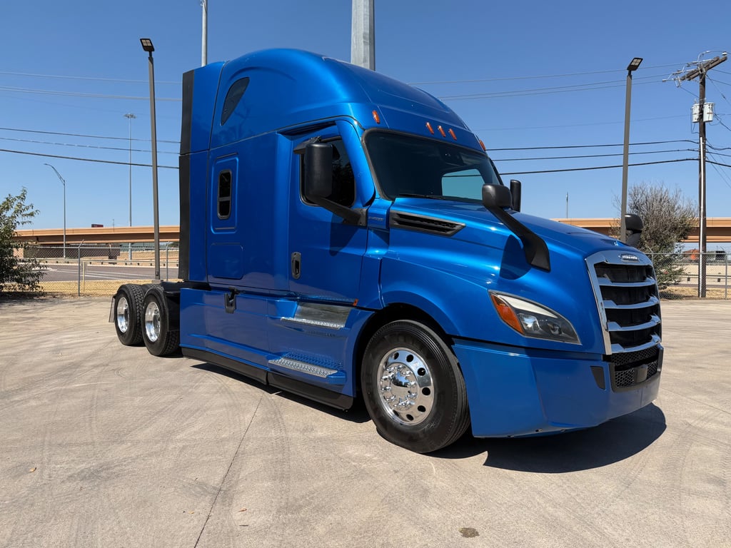 2022 Freightliner Cascadia in Denton