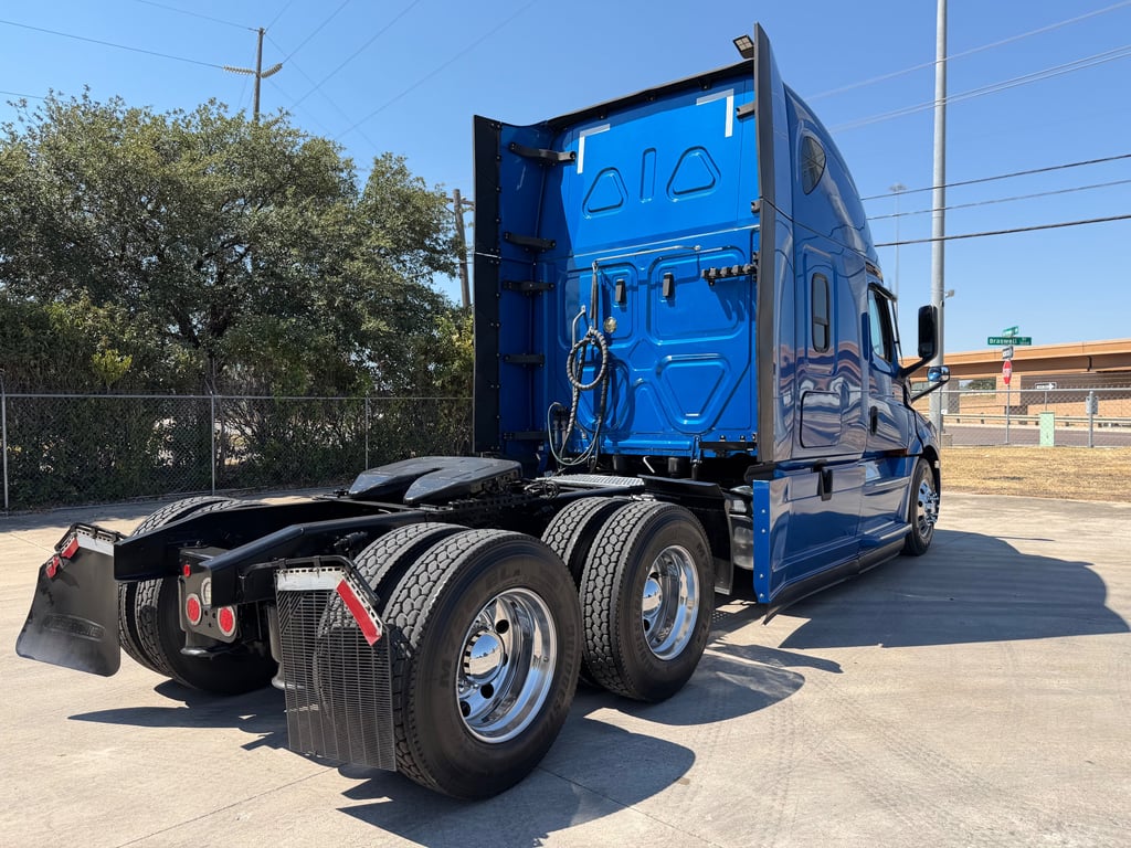 2022 Freightliner Cascadia in Denton — photo 8