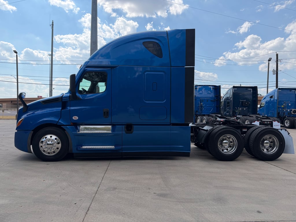 2022 Freightliner Cascadia in Denton — photo 7