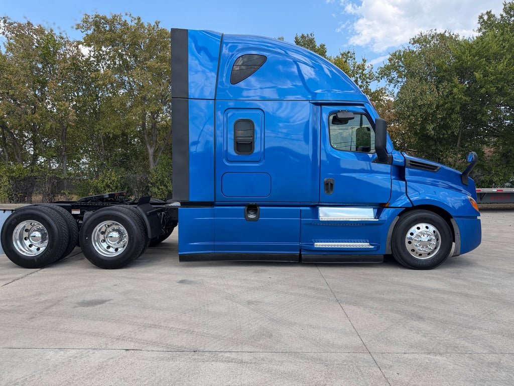 2022 Freightliner Cascadia in Denton — photo 6