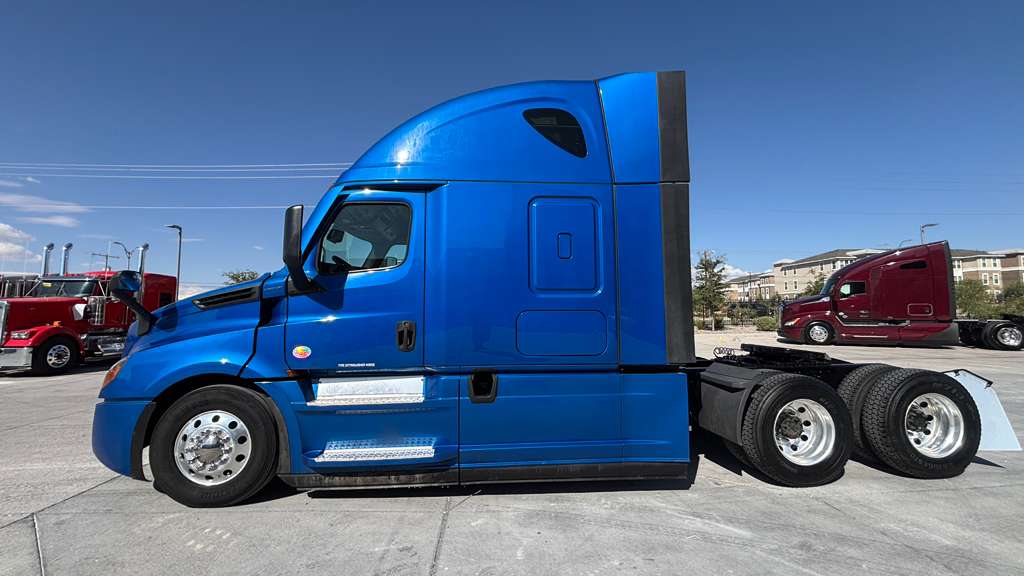 2022 Freightliner Cascadia in El Paso, TX — photo 2