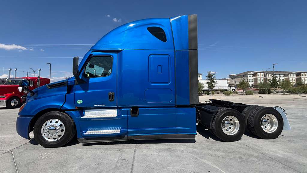 2022 Freightliner Cascadia in El Paso, TX — photo 2