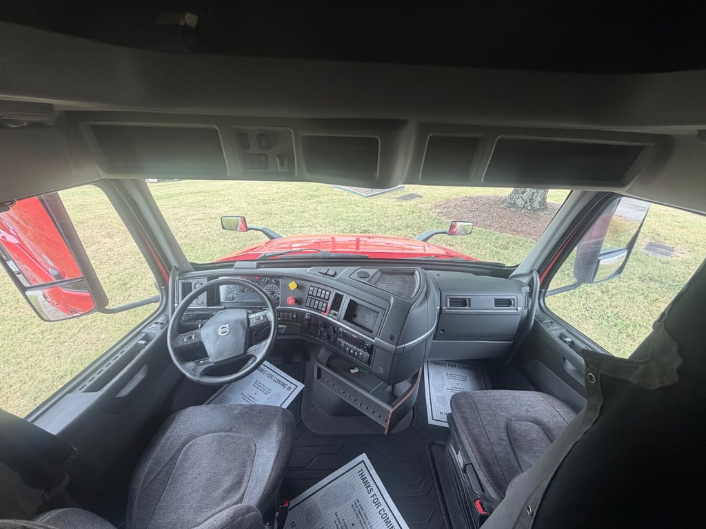2022 Volvo VNL 760 in Nashville, TN — photo 3