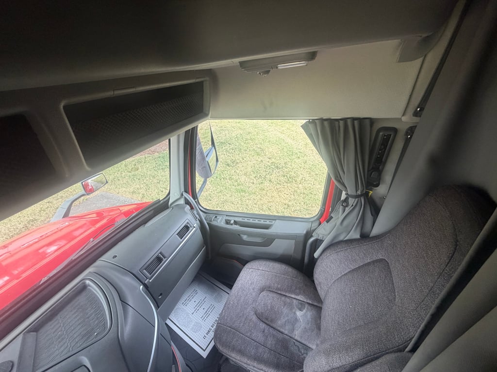 2022 Volvo VNL 760 in Nashville, TN — photo 7
