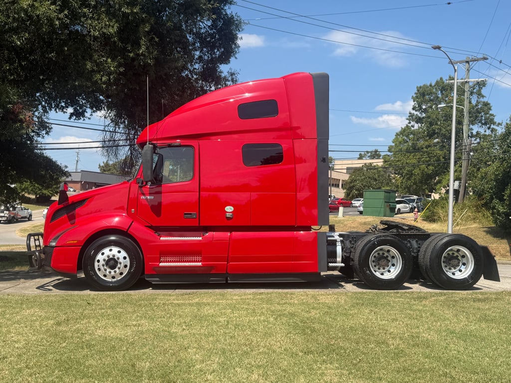 2022 Volvo VNL 760 in Nashville, TN — photo 8