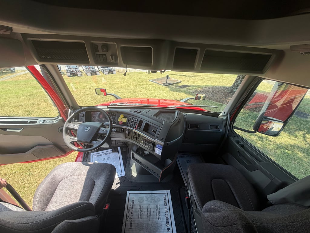 2022 Volvo VNL 760 in Nashville, TN — photo 3