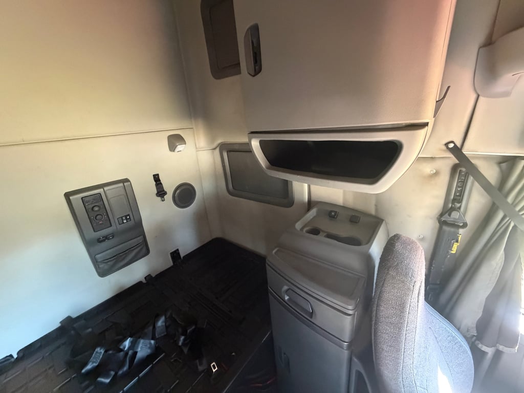 2022 Volvo VNL 760 in Nashville, TN — photo 7