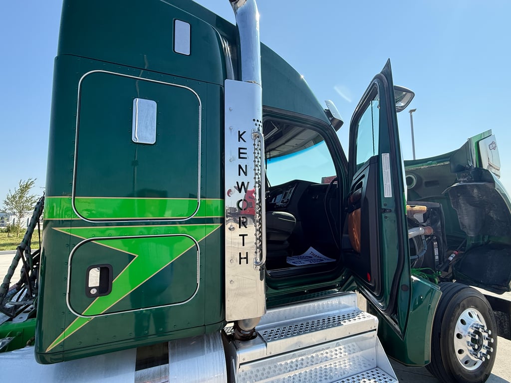 2023 Kenworth W990 in Des Moines — photo 8