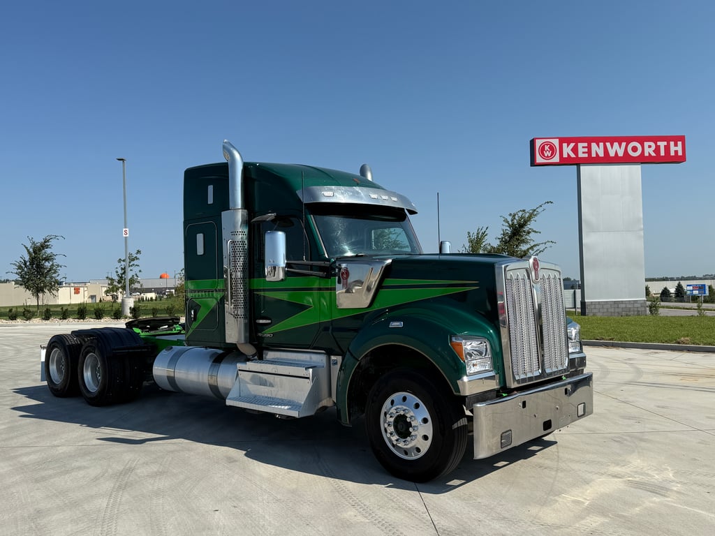 2023 Kenworth W990 in Des Moines