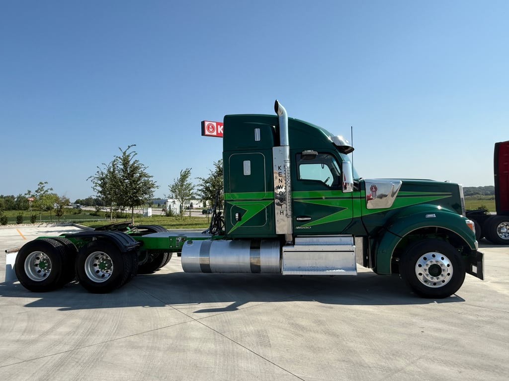 2023 Kenworth W990 in Des Moines — photo 2