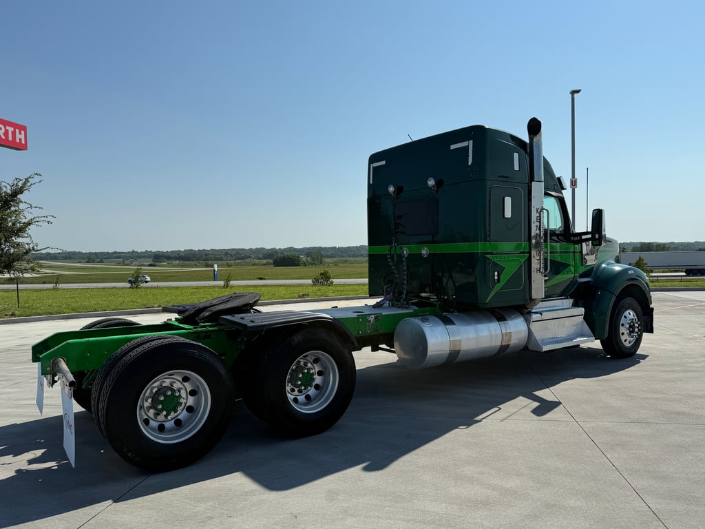 2023 Kenworth W990 in Des Moines — photo 3