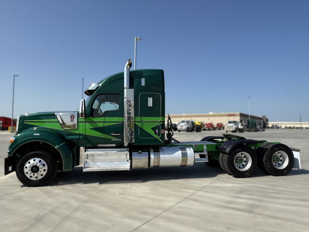 2023 Kenworth W990 in Des Moines — photo 5