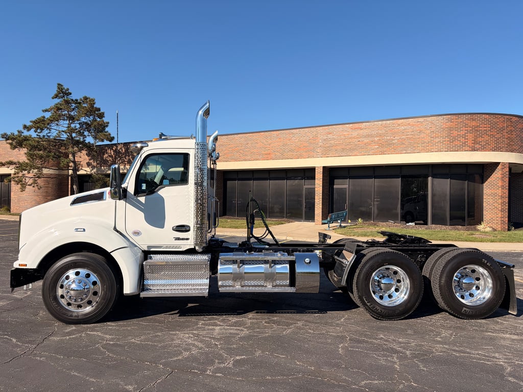 2025 Kenworth T880 in Kansas City, MO — photo 5