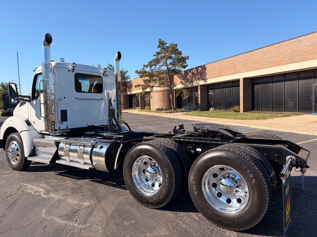 2025 Kenworth T880 in Kansas City, MO — photo 4