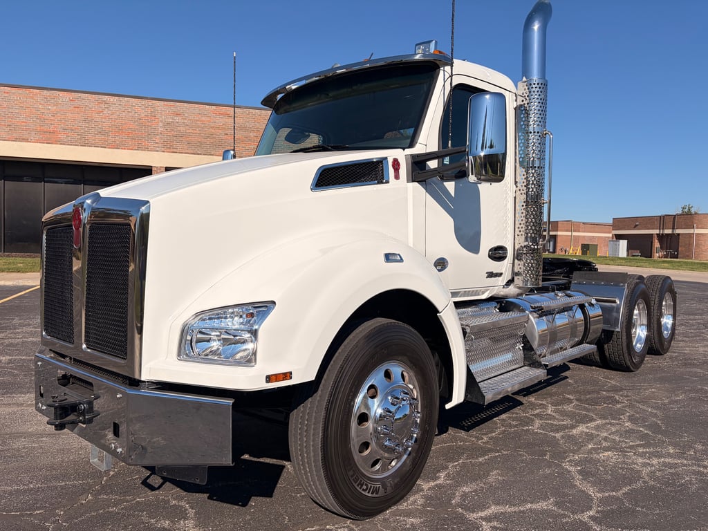 2025 Kenworth T880 in Kansas City, MO — photo 3