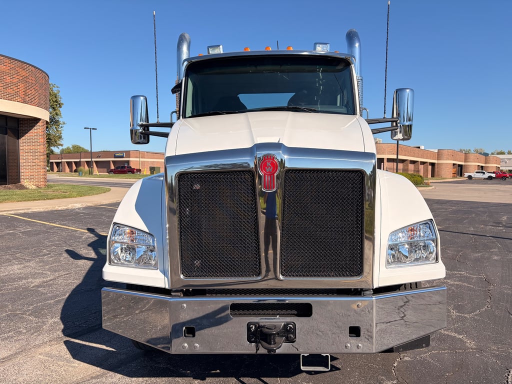 2025 Kenworth T880 in Kansas City, MO — photo 2