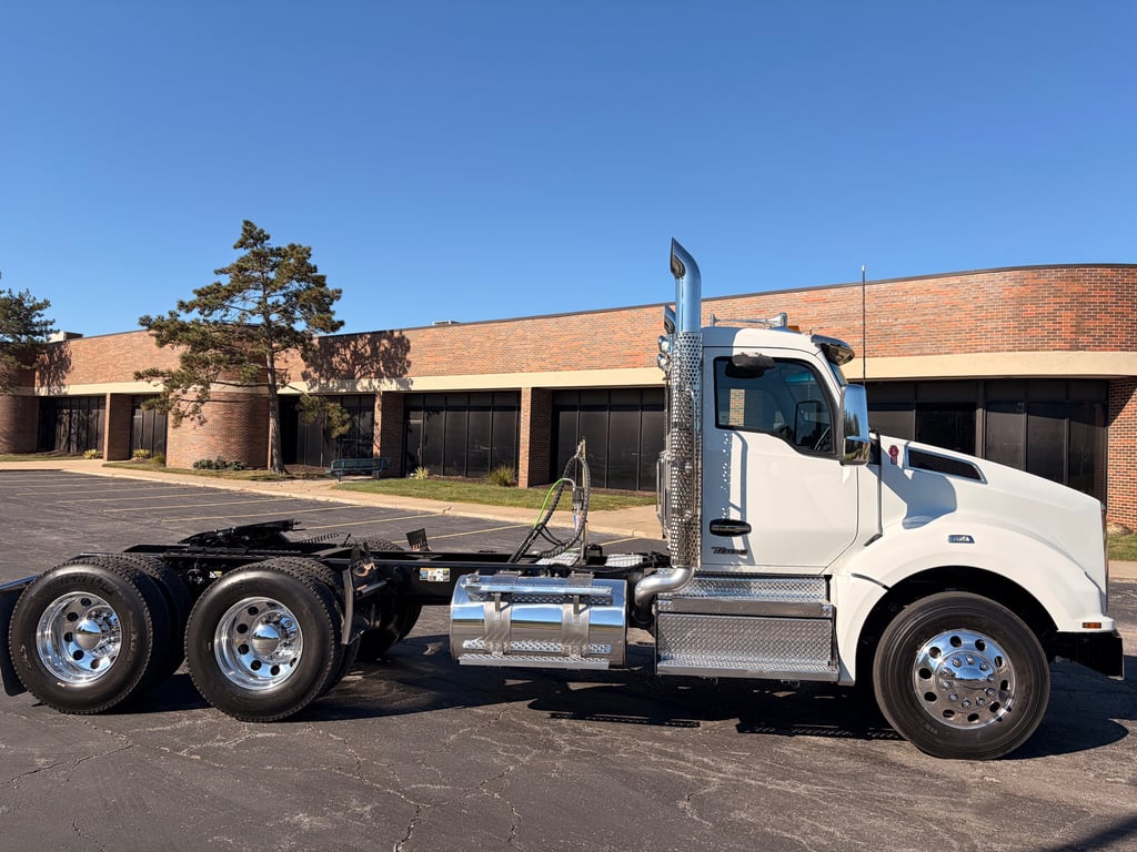 2025 Kenworth T880 in Kansas City, MO — photo 7