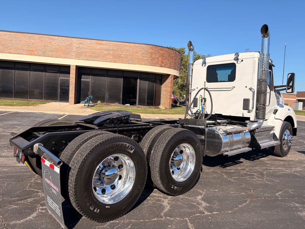 2025 Kenworth T880 in Kansas City, MO — photo 8