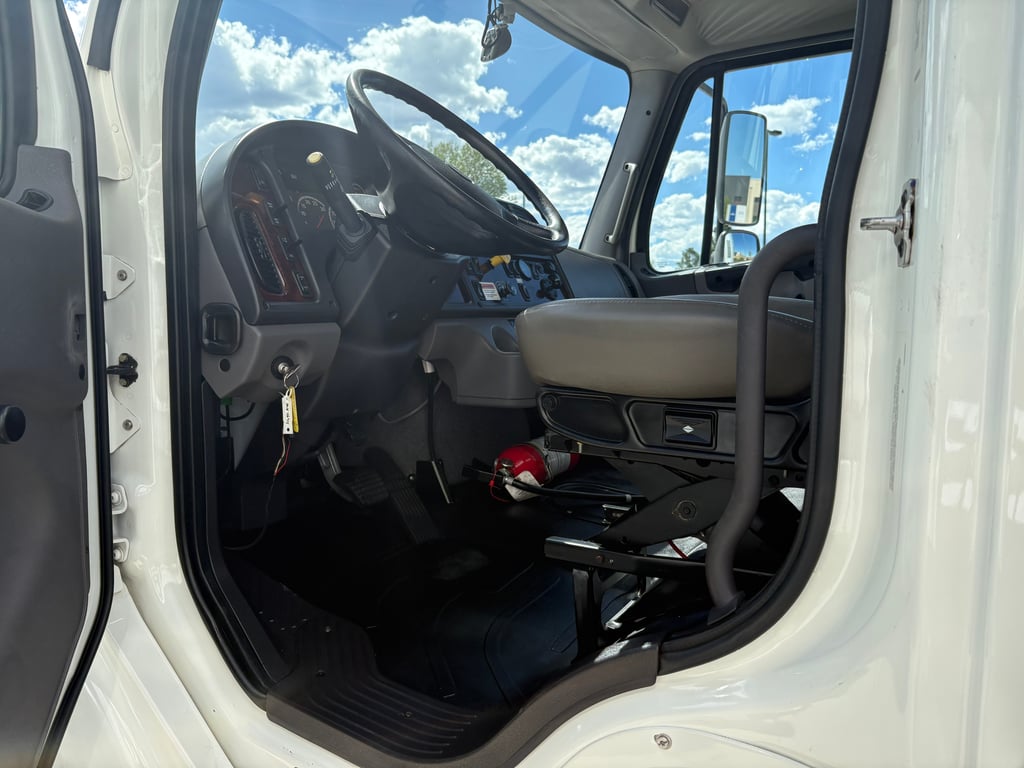 2022 Freightliner M2 106 in Denver, CO — photo 3