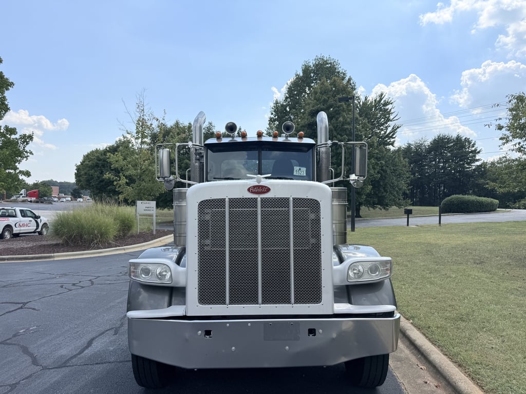 2022 Peterbilt 389 in Greensboro, NC — photo 2