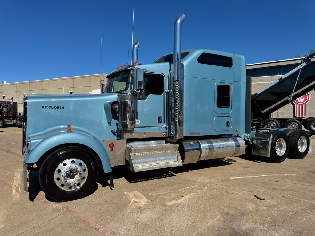 2025 Kenworth W900 in Dallas, TX — photo 2