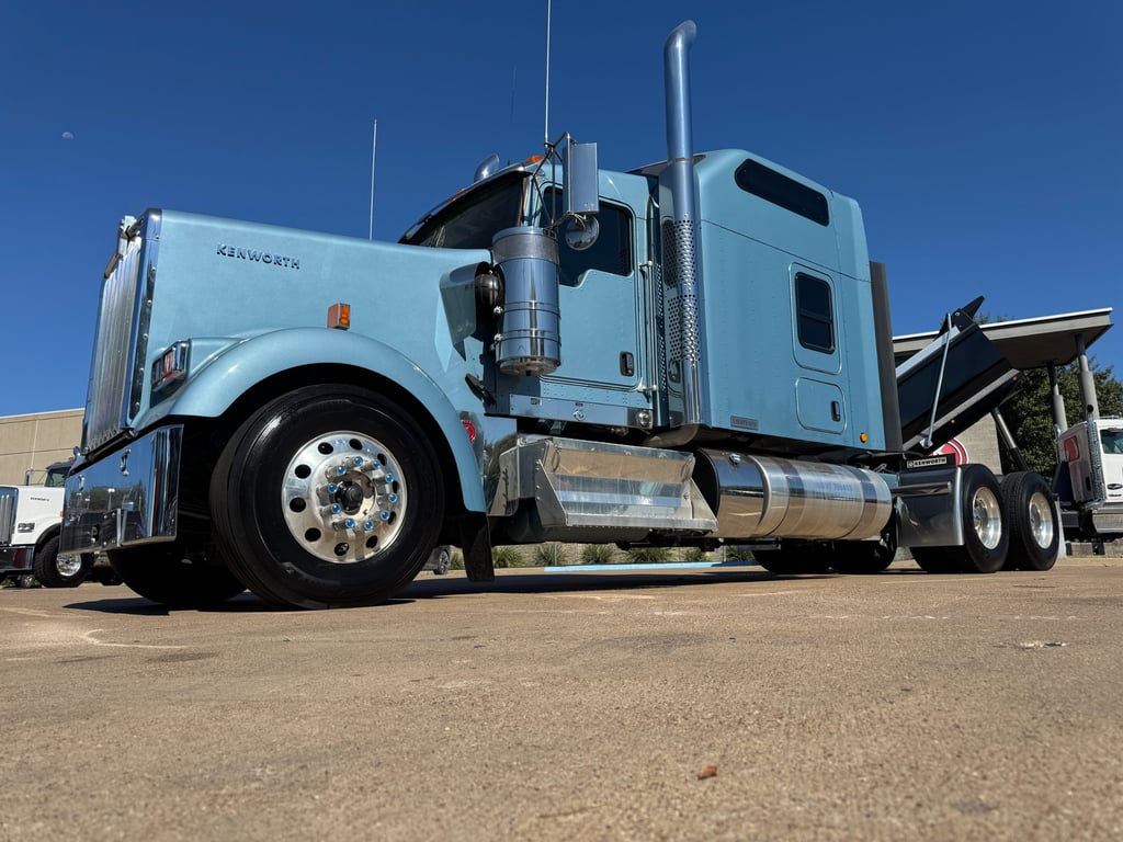 2025 Kenworth W900 in Dallas, TX — photo 8
