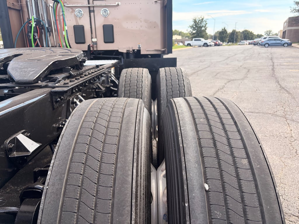 2023 Kenworth T680 in Kansas City, MO — photo 5