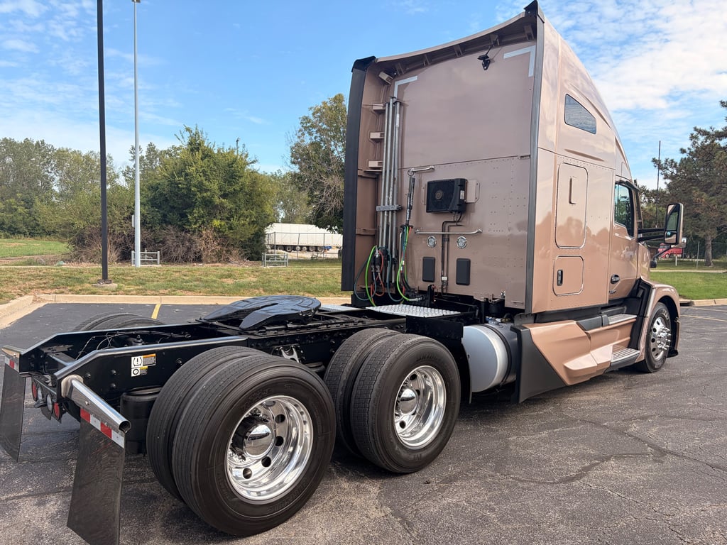 2023 Kenworth T680 in Kansas City, MO — photo 4