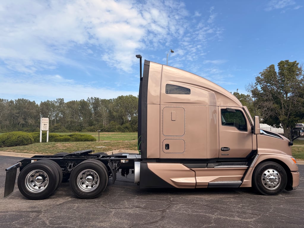 2023 Kenworth T680 in Kansas City, MO — photo 3