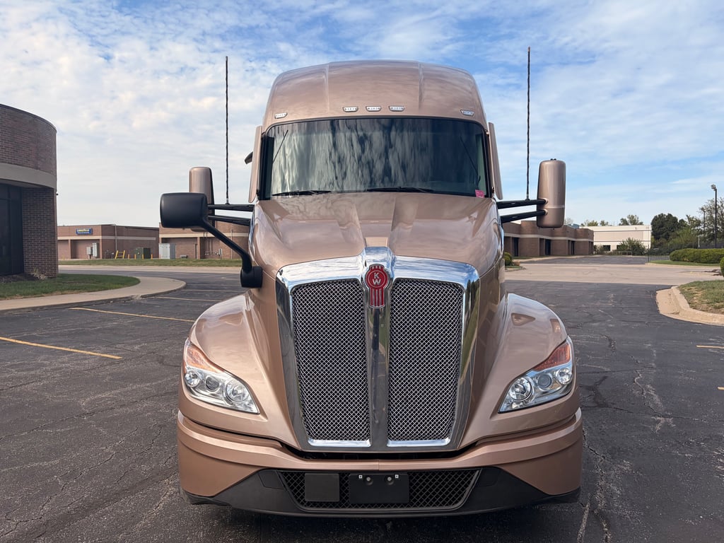 2023 Kenworth T680 in Kansas City, MO — photo 2