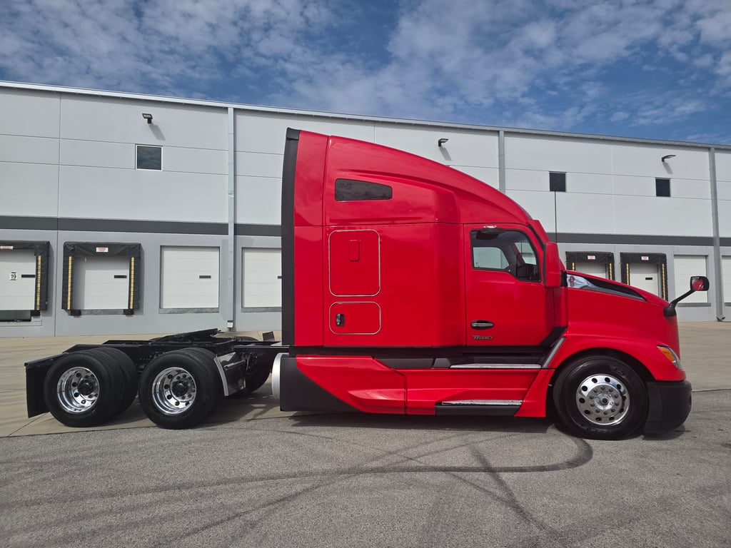 2023 Kenworth T680 in Kansas City, MO — photo 2
