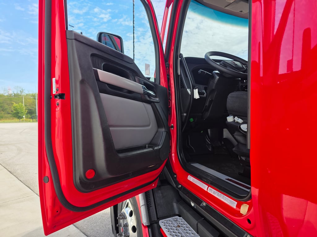 2023 Kenworth T680 in Kansas City, MO — photo 7