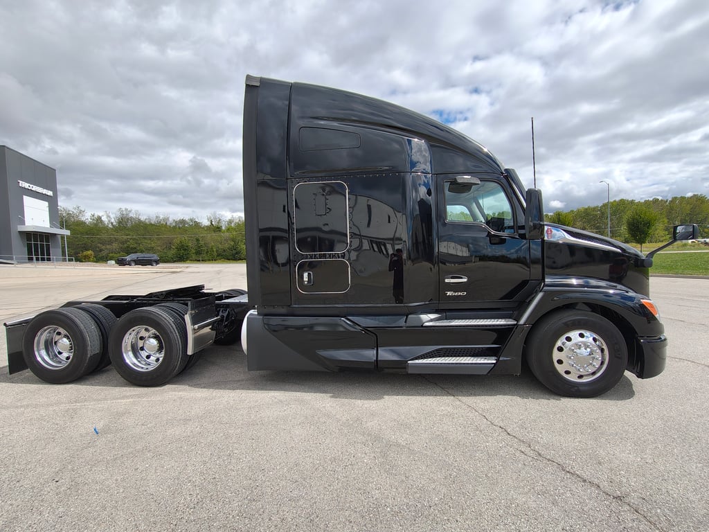 2023 Kenworth T680 in Kansas City, MO — photo 2