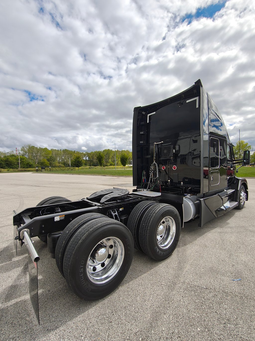 2023 Kenworth T680 in Kansas City, MO — photo 3