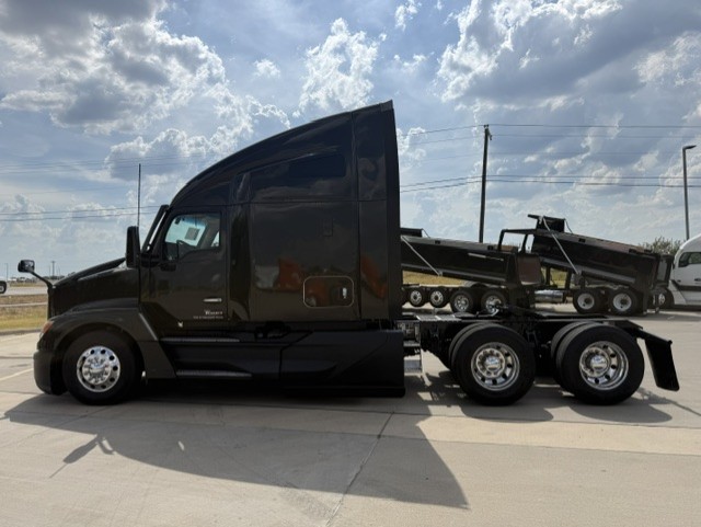 2023 Kenworth T680 in Fort Worth, TX — photo 6
