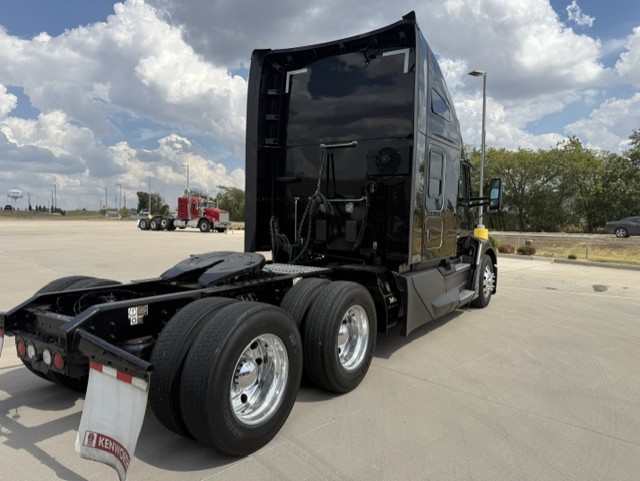 2023 Kenworth T680 in Fort Worth, TX — photo 3