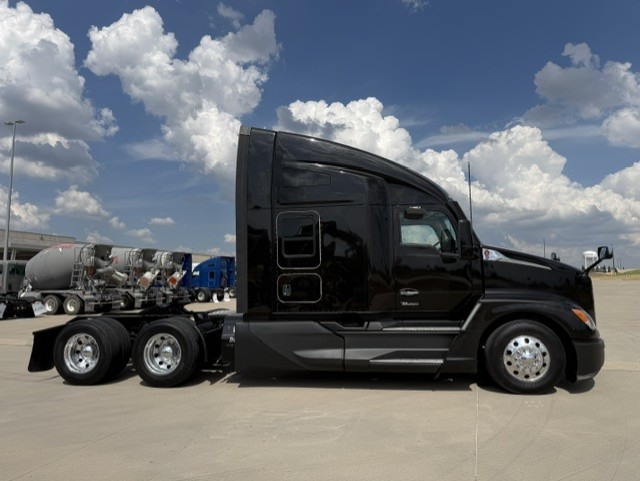 2023 Kenworth T680 in Fort Worth, TX — photo 2