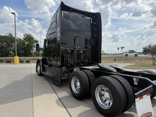 2023 Kenworth T680 in Fort Worth, TX — photo 5