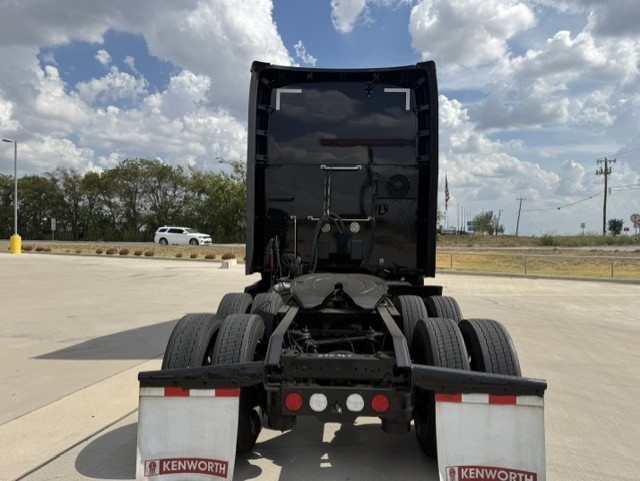 2023 Kenworth T680 in Fort Worth, TX — photo 4