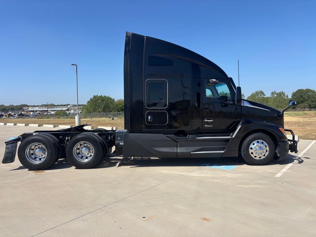 2023 Kenworth T680 in Fort Worth, TX — photo 2