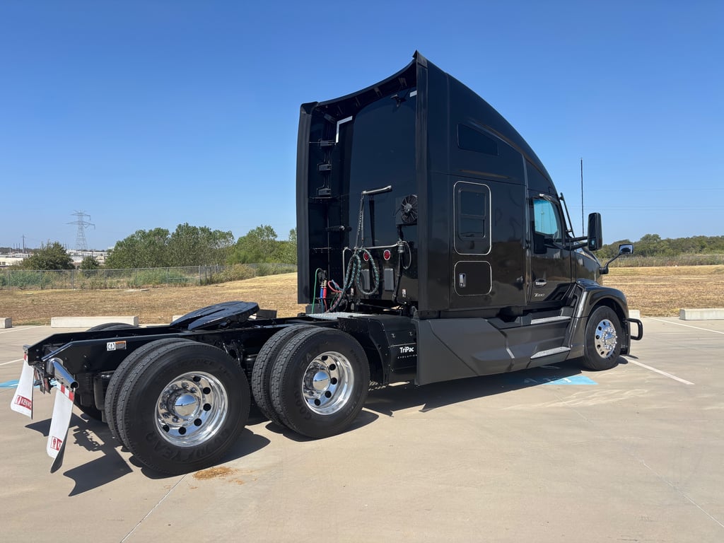 2023 Kenworth T680 in Fort Worth, TX — photo 3