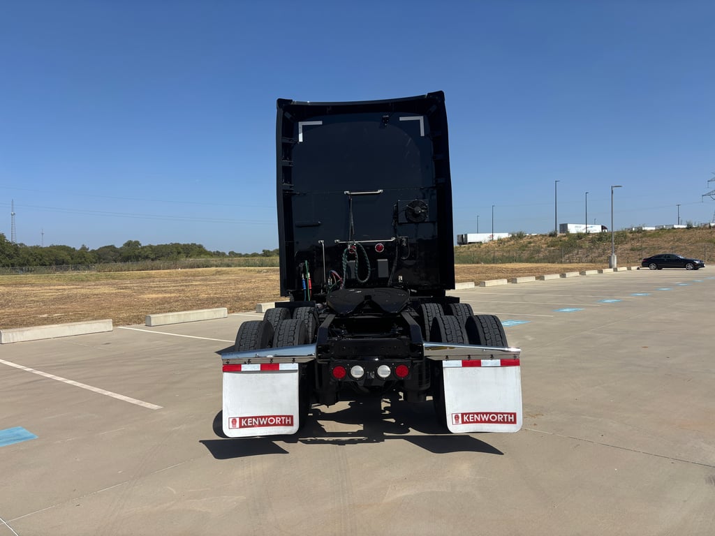 2023 Kenworth T680 in Fort Worth, TX — photo 4