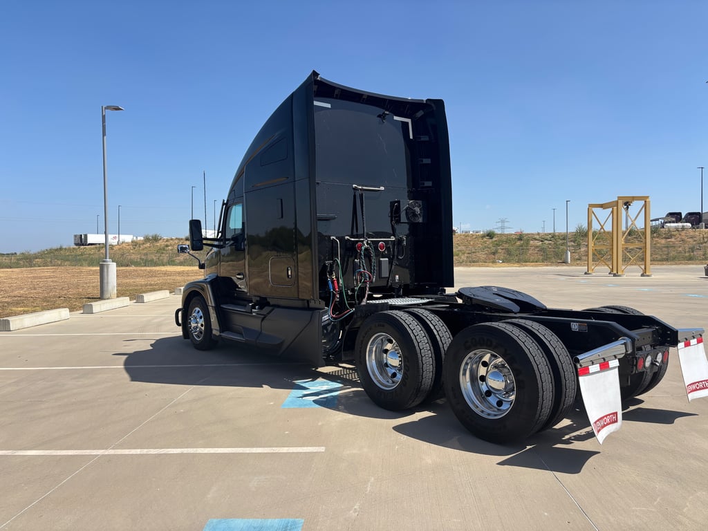 2023 Kenworth T680 in Fort Worth, TX — photo 5