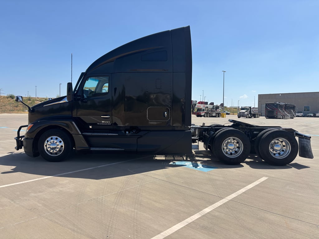 2023 Kenworth T680 in Fort Worth, TX — photo 6