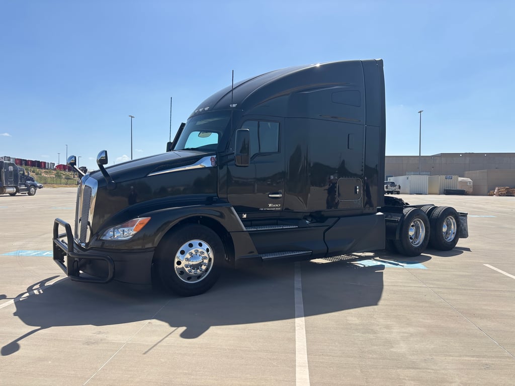 2023 Kenworth T680 in Fort Worth, TX — photo 7