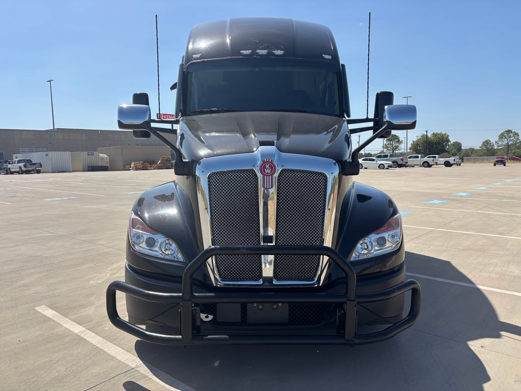 2023 Kenworth T680 in Fort Worth, TX — photo 8