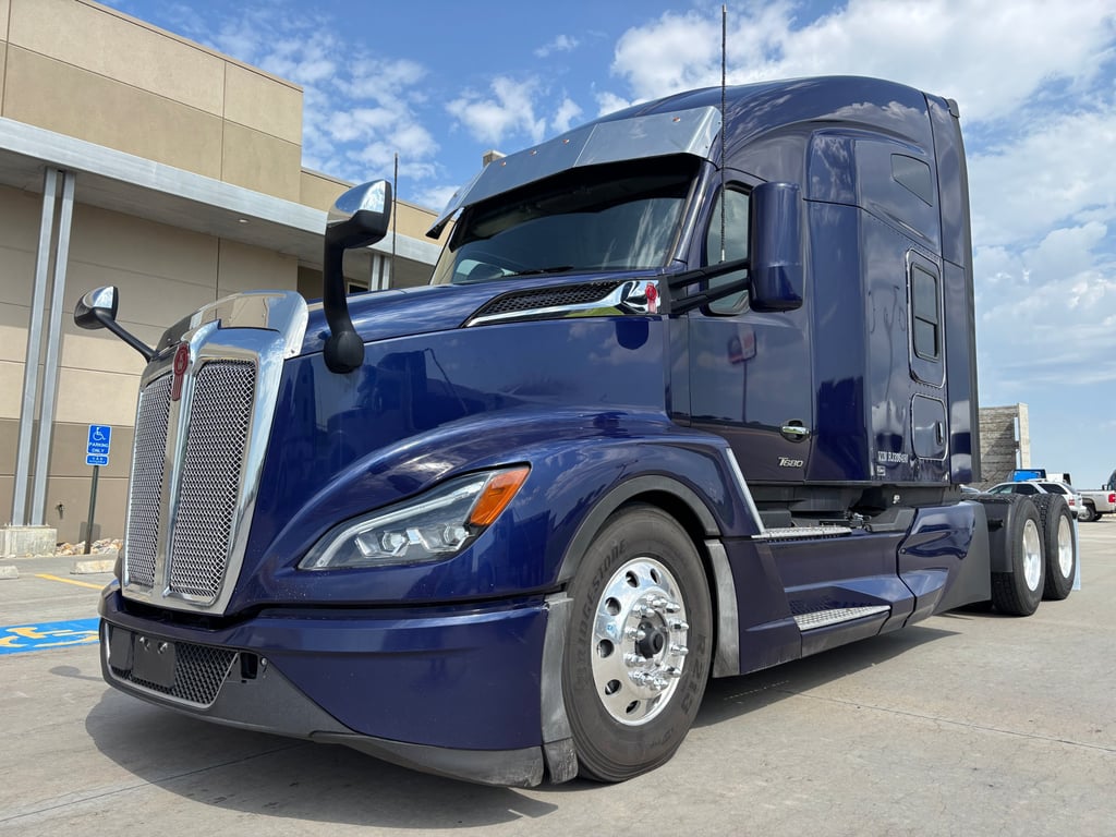 2024 Kenworth T680 in Omaha, NE — photo 2