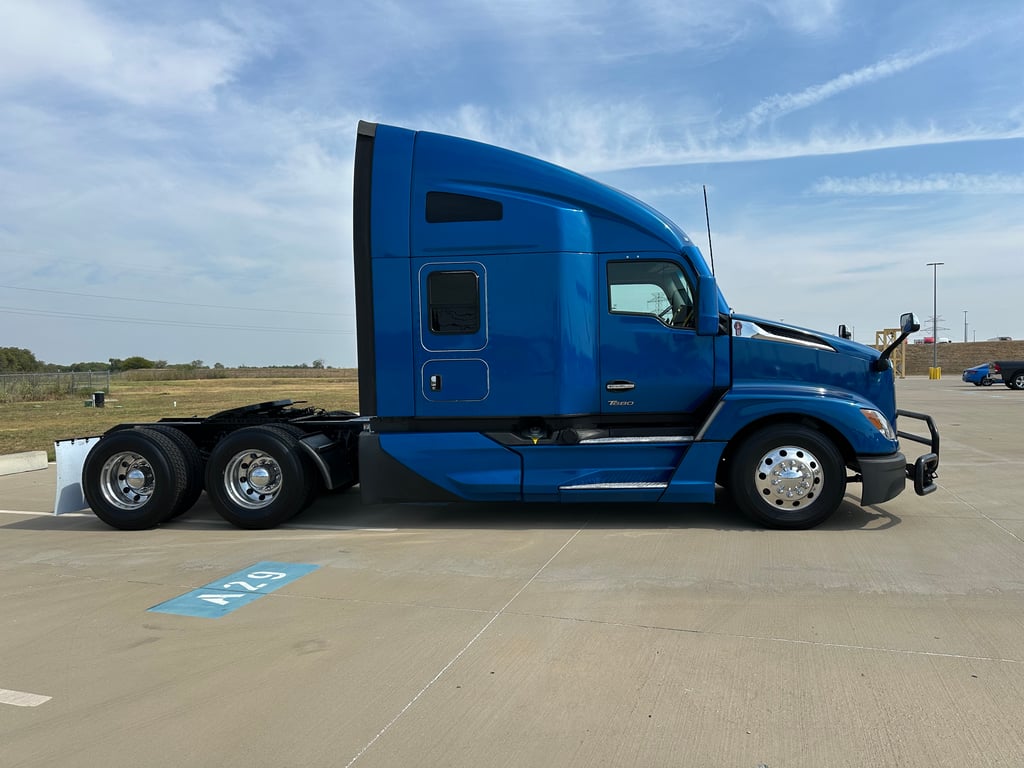 2023 Kenworth T680 in Fort Worth, TX — photo 2