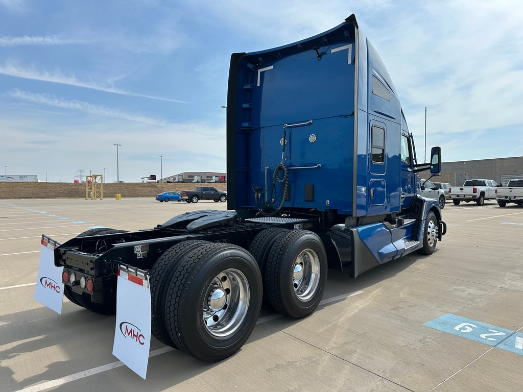 2023 Kenworth T680 in Fort Worth, TX — photo 3